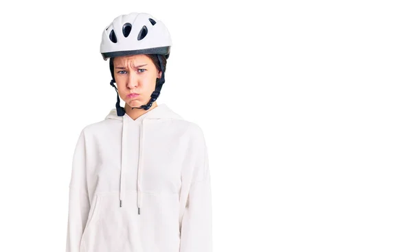 Krásná Brunetka Mladá Žena Cyklistické Helmě Sportovní Oblečení Nafoukané Tváře — Stock fotografie