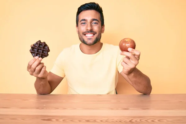 Νεαρός Ισπανός Που Τρώει Πρωινό Κρατώντας Σοκολατένια Γκοφρέτα Και Μήλο — Φωτογραφία Αρχείου