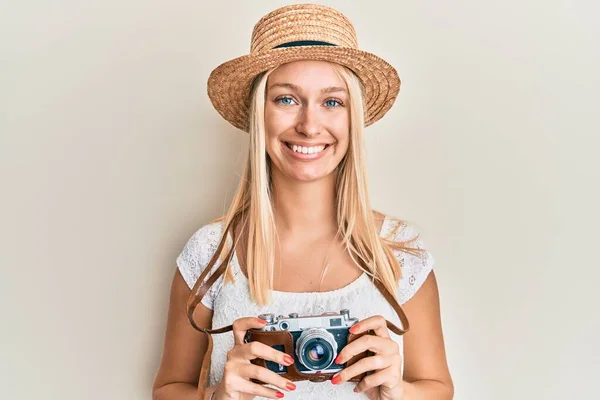 Menina Loira Jovem Usando Chapéu Verão Usando Câmera Sorrindo Com — Fotografia de Stock