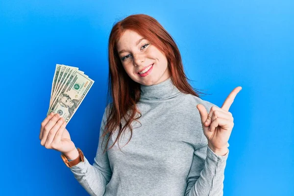 달러짜리 지폐를 소녀는 손가락으로 가리키며 행복하게 — 스톡 사진