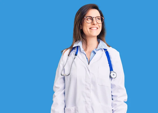Ung Vacker Kvinna Bär Läkare Stetoskop Och Glasögon Tittar Bort — Stockfoto