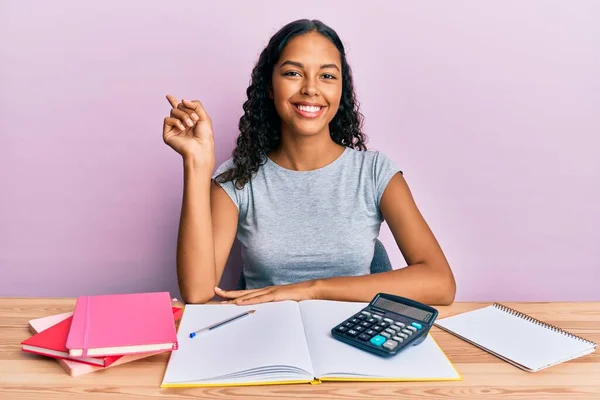 Ung Afrikansk Amerikansk Flicka Revisor Arbetar Kontoret Med Ett Stort — Stockfoto