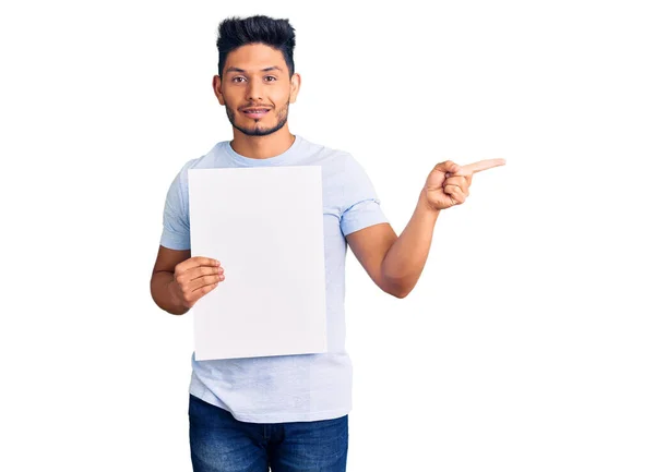 Schöner Lateinamerikanischer Junger Mann Mit Pappbanner Mit Leerzeichen Lächelnd Glücklich — Stockfoto