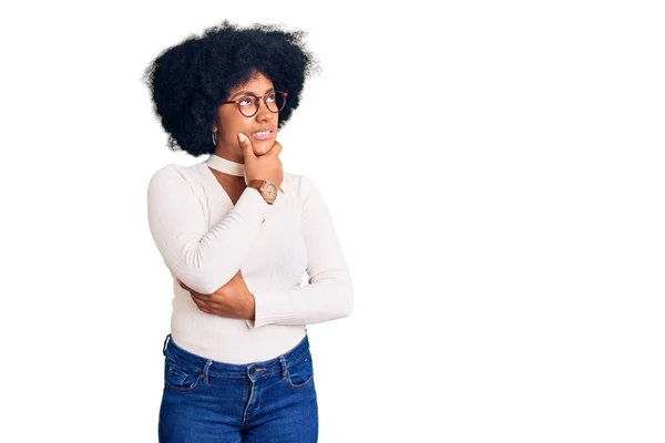 Gündelik Giysiler Gözlük Takan Genç Afrikalı Amerikalı Kız Bir Soru — Stok fotoğraf