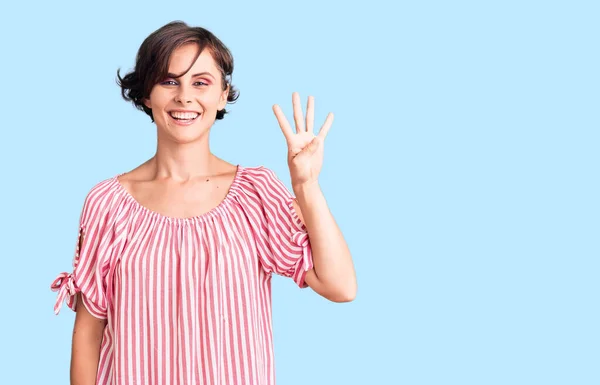 Mulher Bonita Com Cabelo Curto Vestindo Roupas Verão Casuais Mostrando — Fotografia de Stock