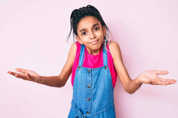 Junge Afrikanisch Amerikanische Mädchen Mit Zöpfen Lässiger Kleidung Vor Rosa — Stockfoto