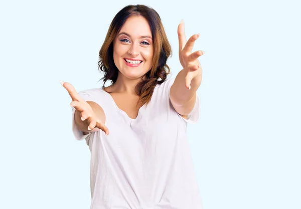 Junge Schöne Kaukasische Frau Legerem Weißen Shirt Die Die Kamera — Stockfoto