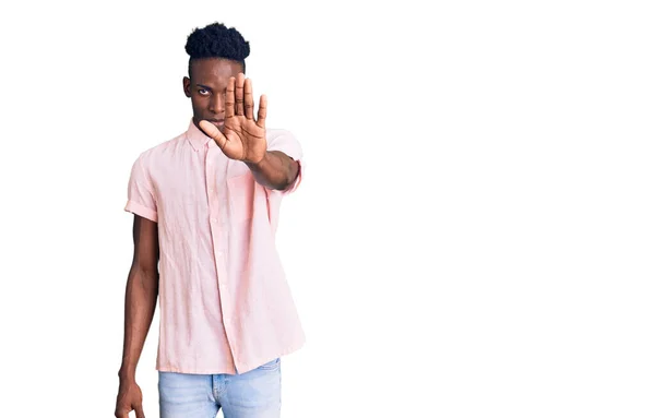 Joven Afroamericano Vestido Con Ropa Casual Haciendo Dejar Cantar Con — Foto de Stock