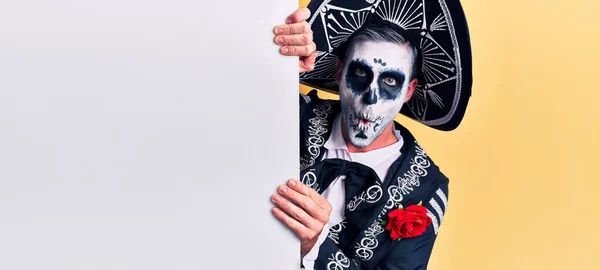 Mladý Muž Mexickém Dni Mrtvého Kostýmu Držící Prázdný Prapor Vystrašený — Stock fotografie