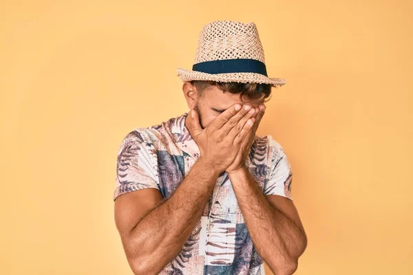 Jovem Hispânico Usando Chapéu Verão Com Expressão Triste Cobrindo Rosto — Fotografia de Stock