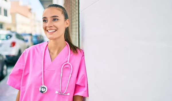 Junge Hispanische Ärztin Lächelt Glücklich Die Wand Der Straße Der — Stockfoto