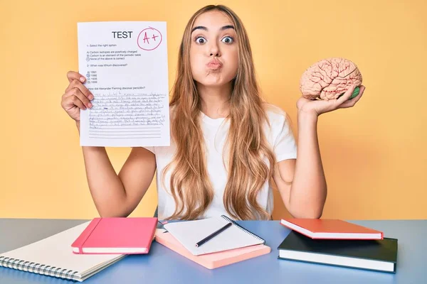 Ung Vacker Blond Kvinna Håller Hjärnan Och Passerade Test Puffande — Stockfoto