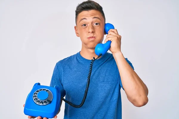 Молодий Іспаномовний Хлопчик Тримає Старовинні Телефонні Набивні Щоки Смішним Обличчям — стокове фото