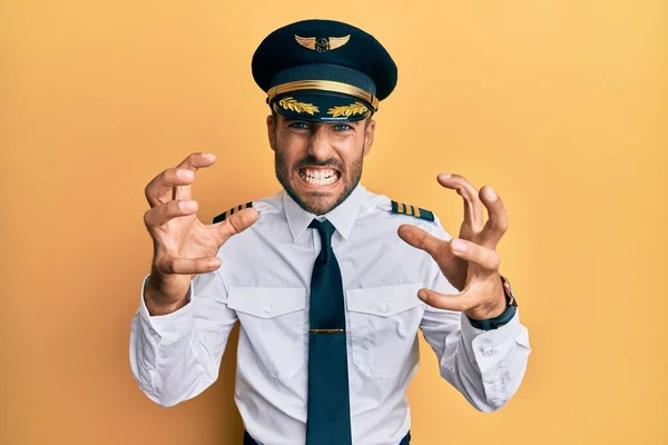 Handsome Hispanic Man Wearing Airplane Pilot Uniform Shouting Frustrated Rage — Stock Photo, Image