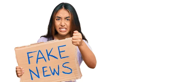 Young Latin Woman Holding Fake News Banner Annoyed Frustrated Shouting — Stock Photo, Image