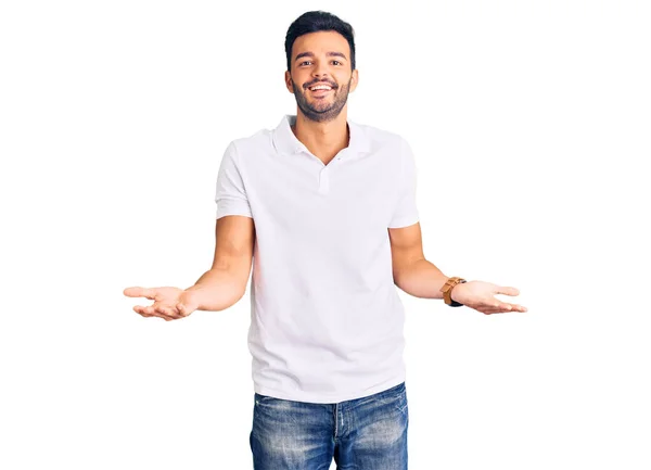 Homem Hispânico Bonito Jovem Vestindo Roupas Casuais Sorrindo Alegre Com — Fotografia de Stock