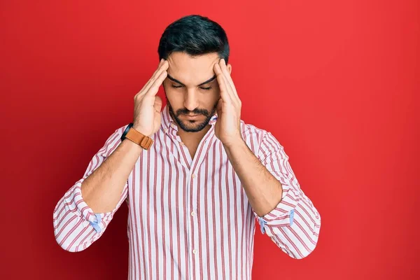 Ung Latinamerikansk Man Bär Affärströja Lider Huvudvärk Desperat Och Stressad — Stockfoto