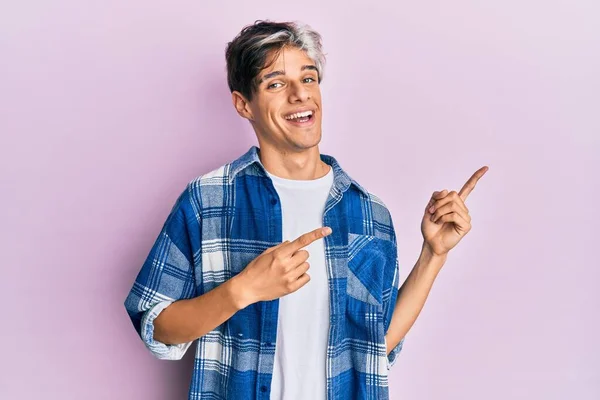 Jovem Hispânico Vestindo Roupas Casuais Sorrindo Olhando Para Câmera Apontando — Fotografia de Stock