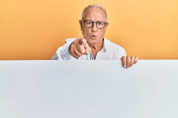 Älterer Kaukasier Mit Leerem Transparent Das Mit Dem Finger Die — Stockfoto