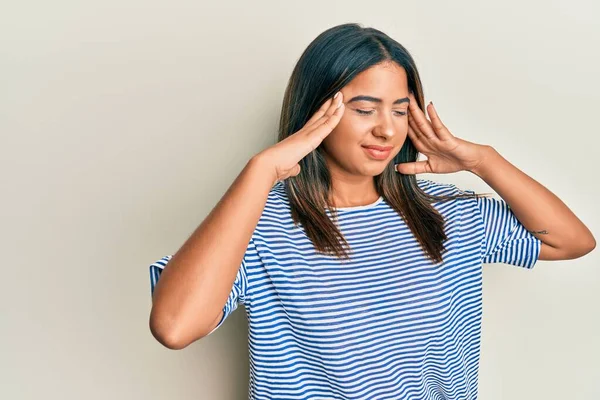 Junges Lateinisches Mädchen Lässiger Kleidung Mit Hand Auf Dem Kopf — Stockfoto