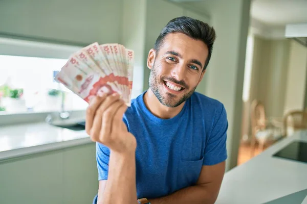 Young Handsome Man Smiling Happy Holding Colombian Pesos Banknotes Home — ストック写真