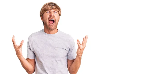 Hombre Caucásico Guapo Con Barba Llevando Camiseta Casual Loco Loco — Foto de Stock