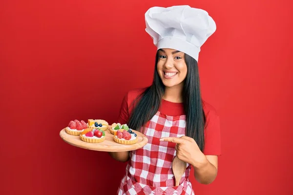 Ung Vacker Latinamerikansk Flicka Bär Bagare Förkläde Hålla Kakor Ler — Stockfoto