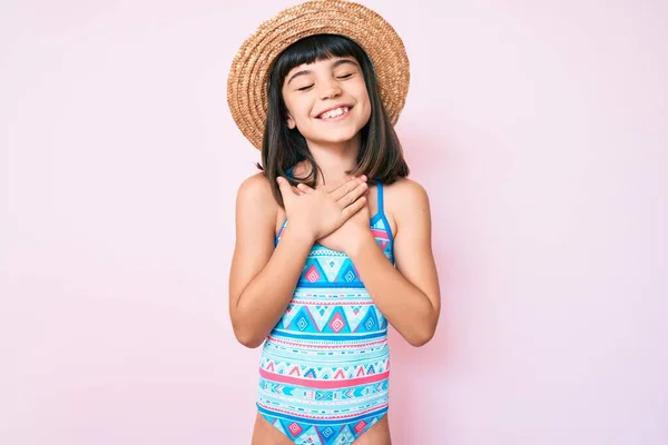 Menina Pequena Com Estrondo Vestindo Maiô Chapéu Verão Sorrindo Com — Fotografia de Stock