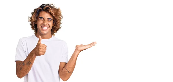 Giovane Uomo Ispanico Indossa Casual Maglietta Bianca Mostrando Mano Palmo — Foto Stock