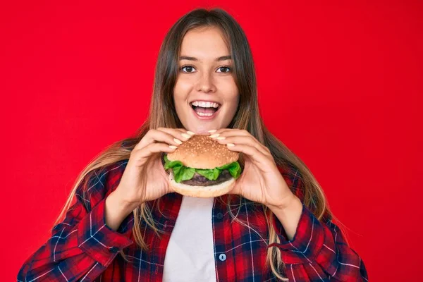 Schöne Kaukasische Frau Isst Einen Leckeren Klassischen Burger Lächelnd Mit — Stockfoto