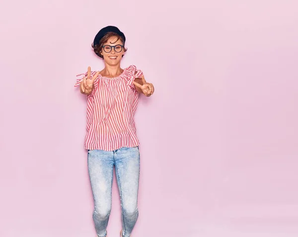 Joven Hermosa Mujer Con Boina Francesa Gafas Sonriendo Feliz Saltar — Foto de Stock