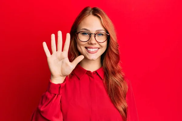 Joven Hermosa Pelirroja Vistiendo Ropa Casual Gafas Sobre Fondo Rojo — Foto de Stock