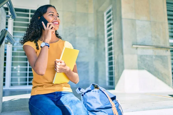 Giovane Studentessa Afroamericana Che Parla Sullo Smartphone Seduta Sulle Scale — Foto Stock