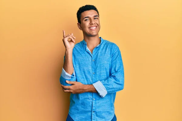 Hombre Árabe Joven Que Viste Ropa Casual Con Una Gran — Foto de Stock