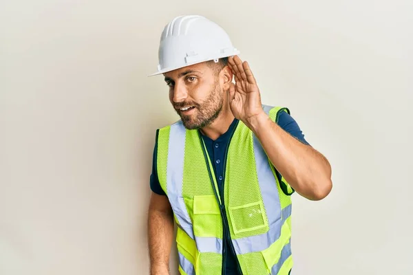 Knappe Man Met Baard Die Een Veiligheidshelm Draagt Een Reflecterende — Stockfoto