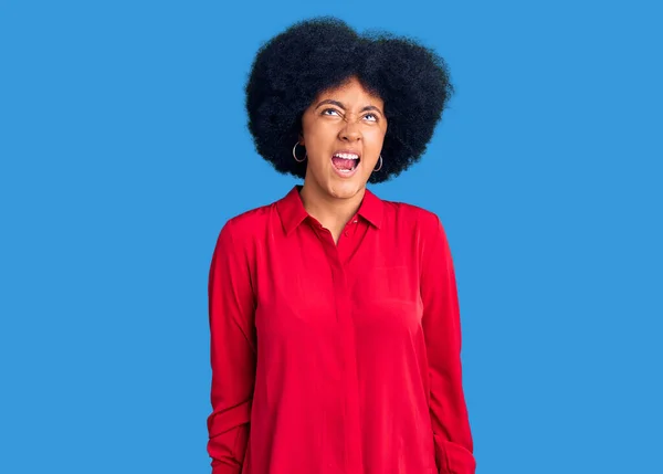 Giovane Ragazza Afroamericana Indossa Vestiti Casual Arrabbiato Pazzo Urlando Frustrato — Foto Stock