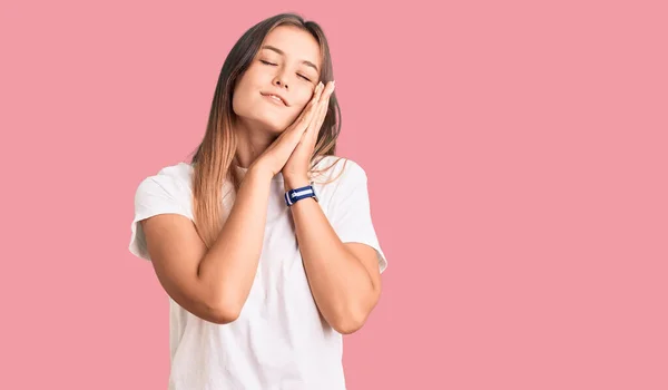 Bella Donna Caucasica Che Indossa Una Maglietta Bianca Casual Che — Foto Stock