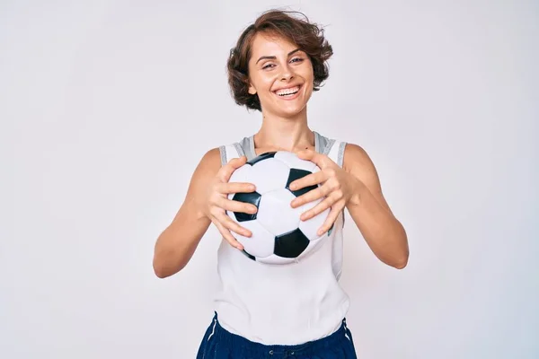 Jeune Femme Hispanique Tenant Ballon Football Souriant Avec Sourire Heureux — Photo