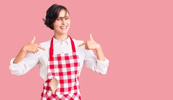 Schöne Junge Frau Mit Kurzen Haaren Die Professionelle Kochschürze Trägt — Stockfoto