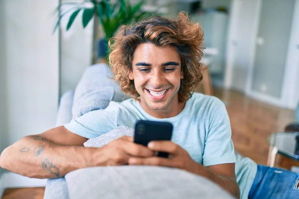 Giovane Uomo Ispanico Sorridente Felice Utilizzando Smartphone Casa — Foto Stock