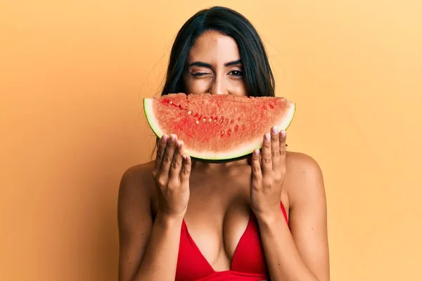 Schöne Hispanische Frau Legt Wassermelonenscheibe Als Lustiges Lächeln Zwinkernd Die — Stockfoto