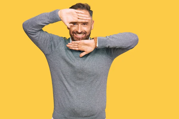 Hombre Guapo Mediana Edad Con Ropa Negocios Sonriente Alegre Jugando —  Fotos de Stock