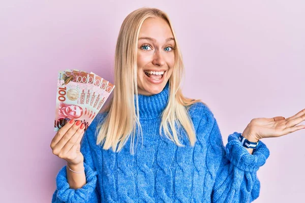 Mladá Blondýnka Drží 100 Dolarů Novozélandských Bankovek Slaví Úspěch Šťastným — Stock fotografie