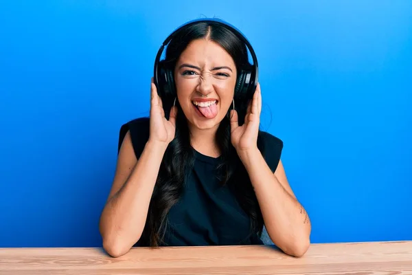 Hermosa Mujer Joven Morena Escuchando Música Usando Auriculares Que Salen — Foto de Stock