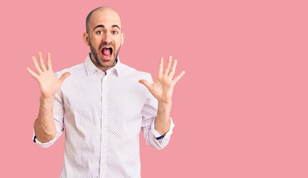 Homem Bonito Jovem Vestindo Camisa Elegante Comemorando Louco Espantado Pelo — Fotografia de Stock