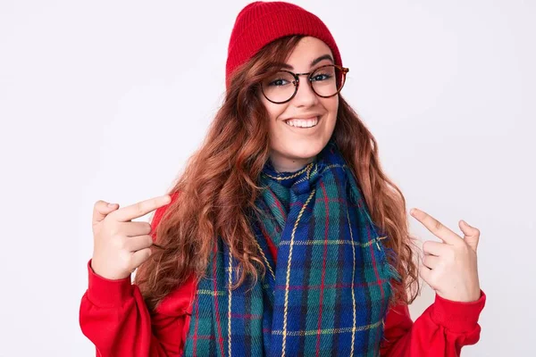 Giovane Bella Donna Indossa Sciarpa Invernale Casual Occhiali Guardando Fiducioso — Foto Stock