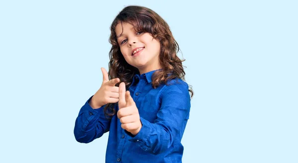 长发可爱的孩子 穿着休闲装 手指指向镜头 脸上带着快乐和滑稽的表情 充沛的精力和活力 — 图库照片