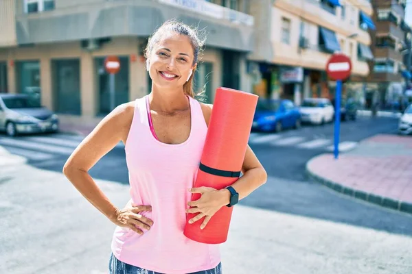 Orta Yaşlı Sporcu Kadın Şehirde Yoga Minderi Tutarken Mutlu Bir — Stok fotoğraf