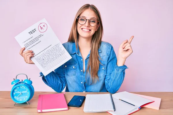 Ung Blond Flicka Visar Passerade Examen Sitter Bordet Leende Glad — Stockfoto