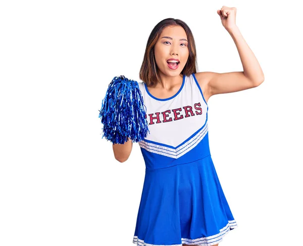 Young Beautiful Chinese Girl Wearing Cheerleader Uniform Holding Pompom Screaming — Stock Photo, Image